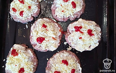 Далее выложить мелко нарезанные отварные яйца, полить немного соусом по вкусу.