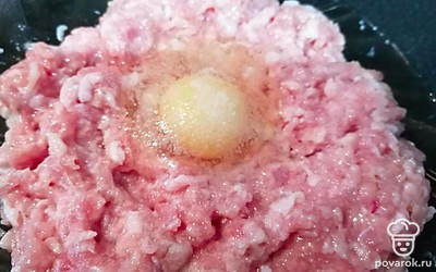 Перемешать, добавить 1 яйцо.