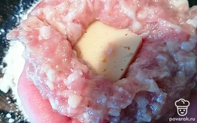 Сформировать котлетку, внутрь завернуть кубик твердого сыра. 