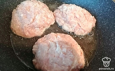 Обжарить с двух сторон в масле до готовности.