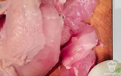 Куриную грудку помоем, порежем кусочками и прокрутим через мясорубку с луком и салом.