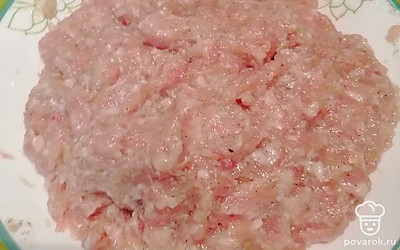 В полученный фарш добавим яйцо, посолим и поперчим по вкусу. 