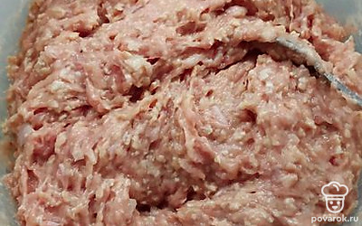 Сформировать котлетки, обвалять в панировке или в муке и обжарить на сковороде. 