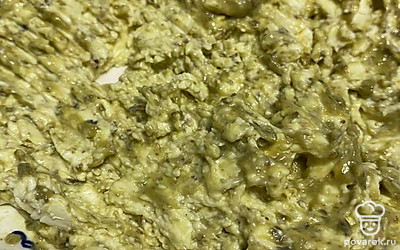 Сливочное масло комнатной температуры разминаем с соусом песто до получения однородной массы.