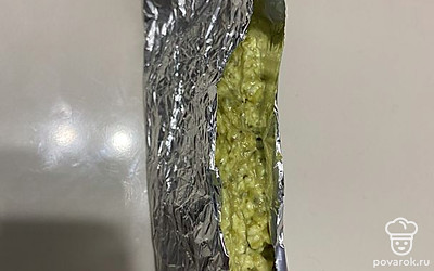 Выкладываем масло в фольгу и отправляем в морозилку на 10 минут. 