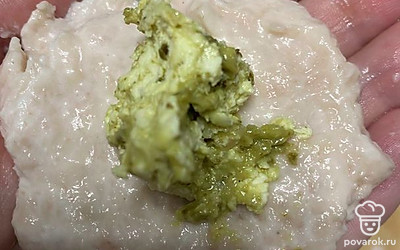 Столовой ложкой берём фарш и мокрыми руками формируем лепёшку, в середину кладём кусочек нашего зелёного масла.