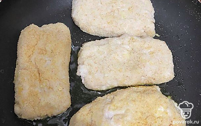 Защипываем и обваливаем в панировочных сухарях, кладём на разогретую с подсолнечным маслом сковородку. Жарим с четырех сторон.