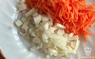 Морковь натереть на терке, а лук нарезать мелкими кубиками и все обжарить на растительном масле.