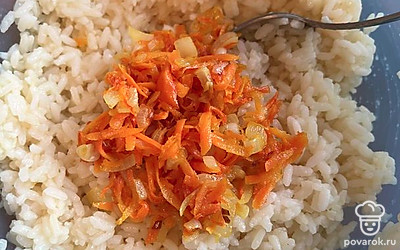 Далее к рису добавить обжаренные морковь и лук, посолить по вкусу и все тщательно перемешать.
