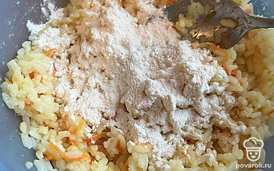 Далее по немногу добавляем муку, примерно 2-3 столовые ложки. Постоянно перемешиваем, чтобы небыло комочков.