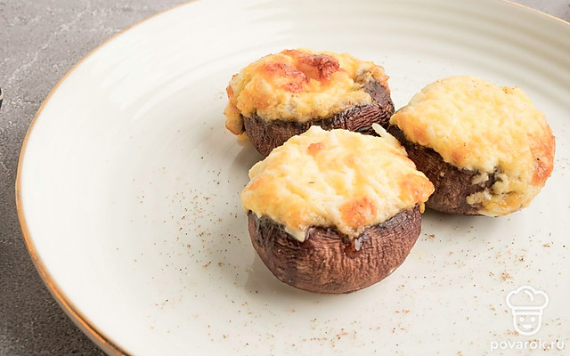 Запеченные в духовке шампиньоны с перепелиными яйцами и луком — Рецепт с фото