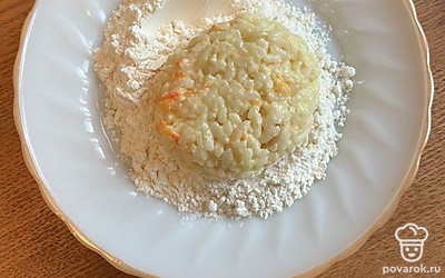 Из получившейся смеси формируем котлетки и обваливаем их со всех сторон в муке.