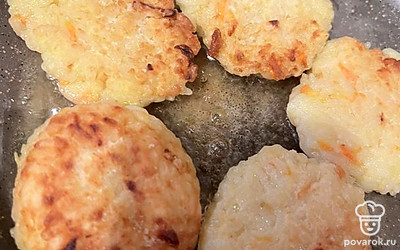 Обжариваем на раскаленном растительном масле до золотистой корочки, примерно по 3 минуты с каждой стороны.