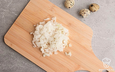 Нарежьте на мелкие кубики репчатый лук.