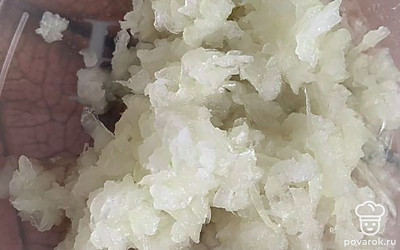 Луковицу натереть на мелкой тёрке. 