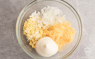 Натрите сыр и очищенные перепелиные яйца на мелкой терке. В подходящую по размеру емкость поместите сыр, перепелиные яйца, лук и майонез. Посолите на свой вкус и перемешайте до однородности.