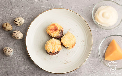 Шампиньоны фаршированные перепелиными яйцами и луком готовы! Выложите их на тарелку и украсьте на свой вкус. Приятного аппетита!