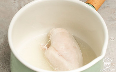 Приготовьте куриное филе. Наполните кастрюлю 1 л воды и поставьте на сильный огонь. Посолите воду. Опустите в кастрюлю филе и варите на среднем огне 20 минут.