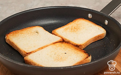 Обжарьте хлеб. На сухую раскаленную сковороду выложите кусочки хлеба, натрите их чесноком и обжаривайте 3-5 минут с каждой стороны до румяной корочки.