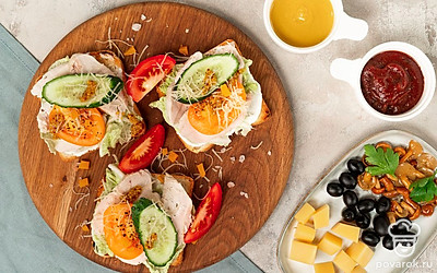 Подать тосты можно на тарелке с дольками помидора.