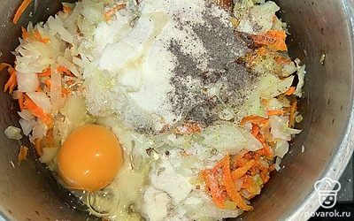 После к этой смеси добавляем яйцо, соль, перец по вкусу, манную крупу. Все перемешиваем и даем постоять минут 15, чтобы манка набухла.