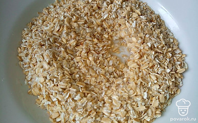 Овсянку залейте кипятком и оставьте на 20 минут.