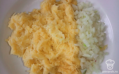 Картошку очистите и натрите на мелкой терке. Лук накрошите мелкими кубиками, а чеснок измельчите, используя чеснокодавилку.