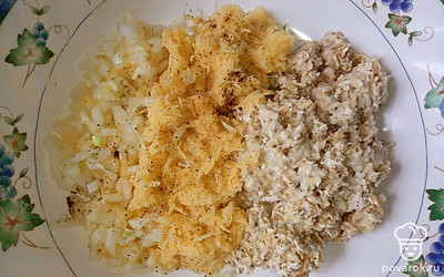 Соедините вместе залитую кипятком овсянку и натертую картошку с луком и чесноком. Посолите и поперчите по вкусу, все хорошо перемешайте. Сформируйте котлеты и обжаривайте с двух сторон на растительном масле до румяной корочки на умеренном огне.