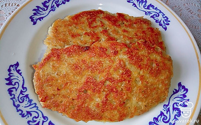 При подаче можно котлеты посыпать зеленью или подать со сметаной.