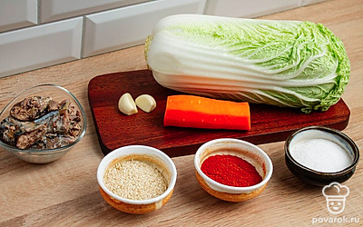 Подготовьте все ингредиенты и выложите их на стол для удобства. Снимите с пекинской капусты несколько верхних листьев. Помойте и очистите морковь. Откройте банку с консервированной сайрой.