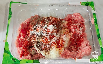 Лук натрите на мелкой терке или измельчите в кашицу с помощью блендера, добавьте к фаршу. Фарш посолите, добавьте специи и тщательно перемешайте.