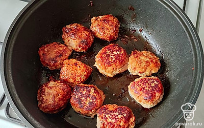 Влажными руками сформируйте котлетки. Выложите на разогретую сковороду, обжарьте на растительном масле на среденем огне с двух сторон.