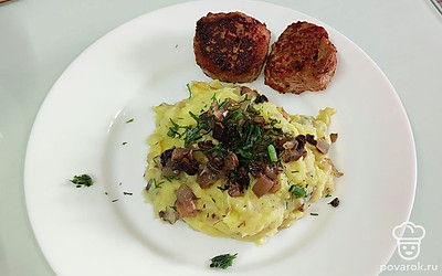 Подавайте котлеты в горячем виде с картофельным пюре.