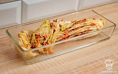 Возьмите пекинскую капусту. Промажьте смесью ингредиентов между каждым листом овоща. Посыпьте солью и оставьте в холодильнике на 6 часов.