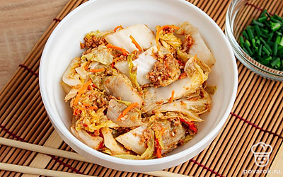 Положите кимчи с сайрой и морковью в красивую тарелку и посыпьте семенами кунжута. Не забудьте подать к блюду палочки! Приятного аппетита!