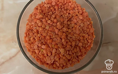 Стакан чечевицы промойте, залейте водой и варите минут 15.