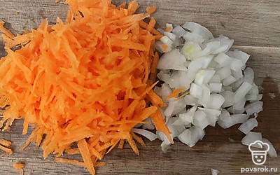 Лук мелко нарежьте, морковь натрите на терке, обжарьте все вместе на капле масла.