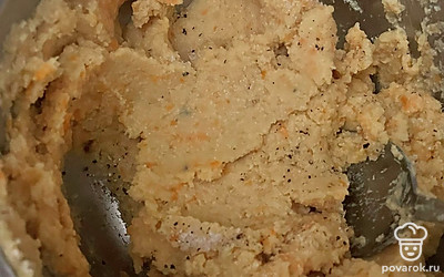 Слейте воду из чечевицы, добавьте лук с морковью, манную крупу, соль и черный молотый перец. Перебейте массу блендером.