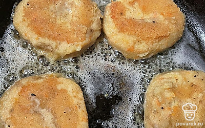 Сформируйте котлеты и обваляйте в панировочных сухарях. Обжарьте на огне выше среднего без крышки до румяной корочки с каждой стороны.