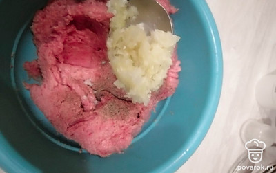 Возьмем куриный фарш. Можно купить готовый или сделать самостоятельно. К фаршу добавим измельченный лук. Лук натрем на терке, измельчим блендером или в мясорубке.