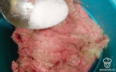 Фарш солим. Снова все перемешиваем.