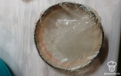 Для лепки котлет я использую металлическую крышку от винтовой банки. Крышку застилаю пищевой пленкой. 