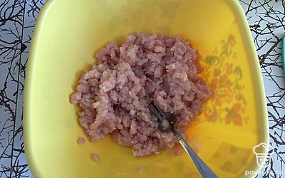 Добавьте в фарш соль и паприку, перемешайте.