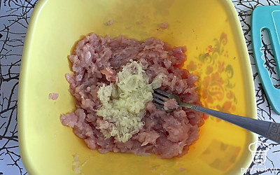 Переложите к мясу тертый картофель.