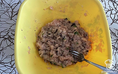 Добавьте сушеный базилик, еще раз тщательно все перемешайте.