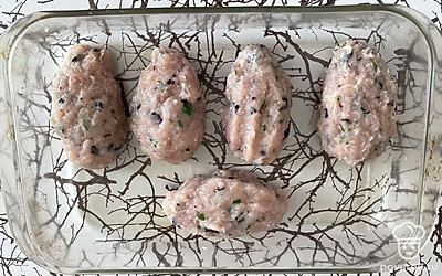 Переложите на противень и уберите в духовку примерно на 30-40 минут.