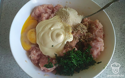 Сделайте фарш из куриного филе и куриного бедра 50 на 50. Добавьте в него все ингредиенты: яйцо, соль, перец, чеснок (можно сушеный), панировочные сухари, майонез и измельченный укроп. 