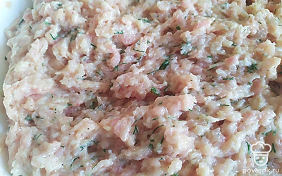 Все тщательно перемешайте и оставьте на 15 минут, чтобы сухари размякли. 