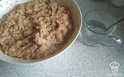 Чтобы полученная масса не прилипала к ложке, когда мы будем накладывать ее на сковороду, ложку надо опускать в стакан с холодной водой. 