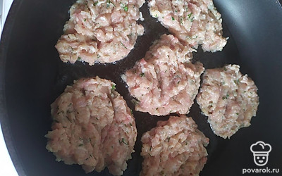 Разогрейте сковороду с маслом, огонь сделайте выше среднего. Накладывайте столовой ложкой фарш, немного приминая его, чтобы получились плоские лепешки произвольной формы (растрепки).